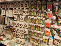 Feestartikelen w.o. vlaggenlijnen, ballonnen, letterslingers, hoedjes, servetten, bekers, borden, folieball... - afbeelding 2 van  5