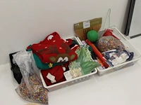 Feestkoopje met kerst en carnavalsproducten. - afbeelding 1 van  3