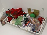 Feestkoopje met kerst en carnavalsproducten. - afbeelding 2 van  3