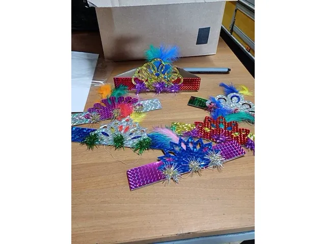 Feestkroontjes mix doos van 48 sets a 6 stuks 6 stuks - afbeelding 1 van  5
