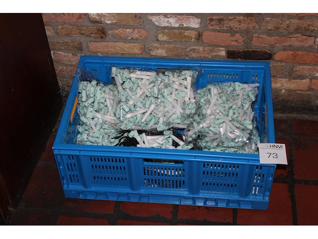 Feesttoeters in kunststof krat. - afbeelding 1 van  2