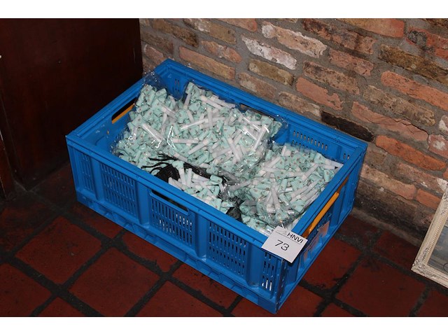 Feesttoeters in kunststof krat. - afbeelding 2 van  2