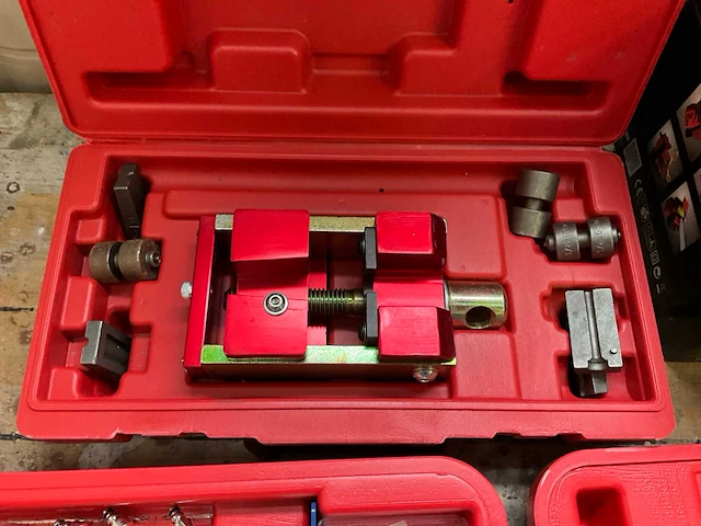 Felsset, cdi tester, slijpmachine en oliekannen - afbeelding 3 van  7