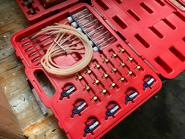Felsset, cdi tester, slijpmachine en oliekannen - afbeelding 4 van  7
