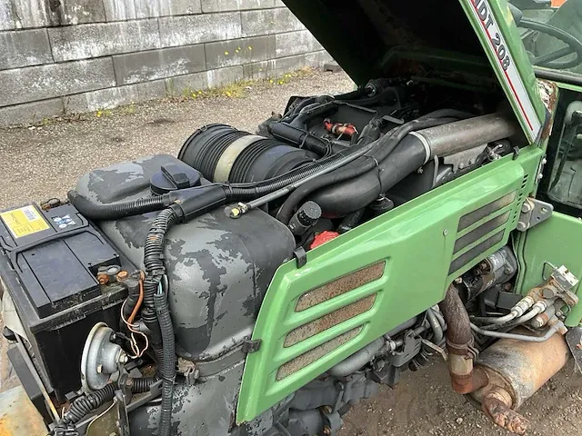 Fendt 208 vierwielaangedreven landbouwtractor - afbeelding 26 van  38