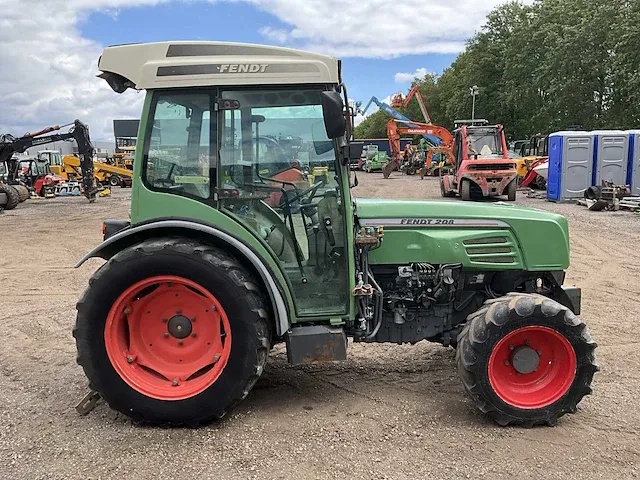 Fendt 208 vierwielaangedreven landbouwtractor - afbeelding 35 van  38