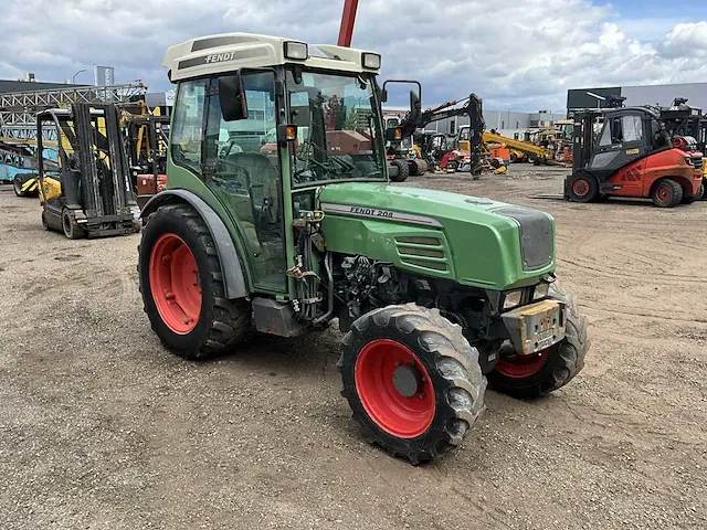 Fendt 208 vierwielaangedreven landbouwtractor - afbeelding 36 van  38