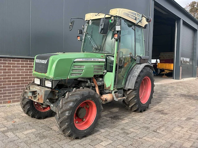 Fendt farmer 207 v smalspoor- en compacttractor - afbeelding 1 van  30