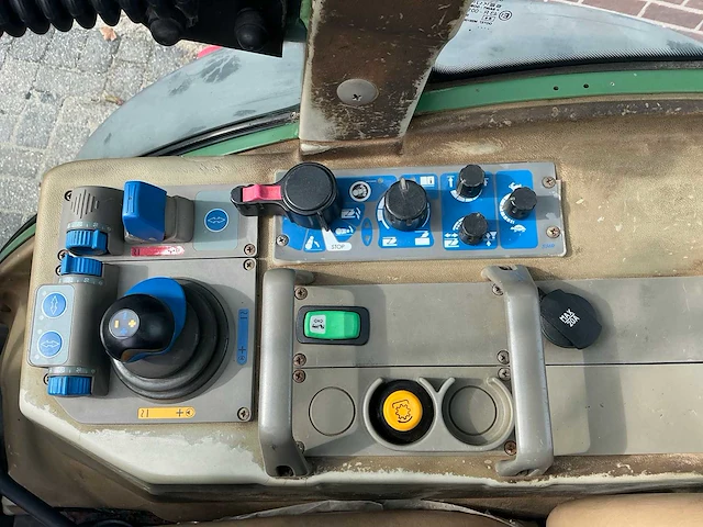 Fendt farmer 207 v smalspoor- en compacttractor - afbeelding 16 van  30