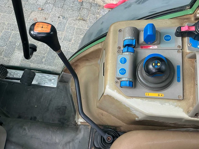 Fendt farmer 207 v smalspoor- en compacttractor - afbeelding 17 van  30