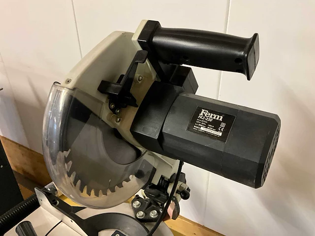 Ferm fkz-250 afkortcirkelzaagmachine - afbeelding 6 van  8