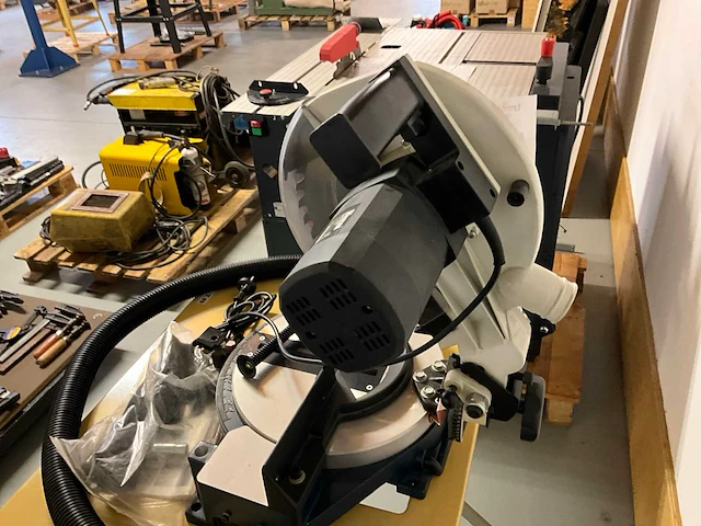 Ferm fkz-250 afkortcirkelzaagmachine - afbeelding 7 van  8