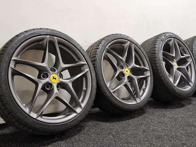 Ferrari - roma - wielen set - michelin - 20 inch - afbeelding 1 van  5
