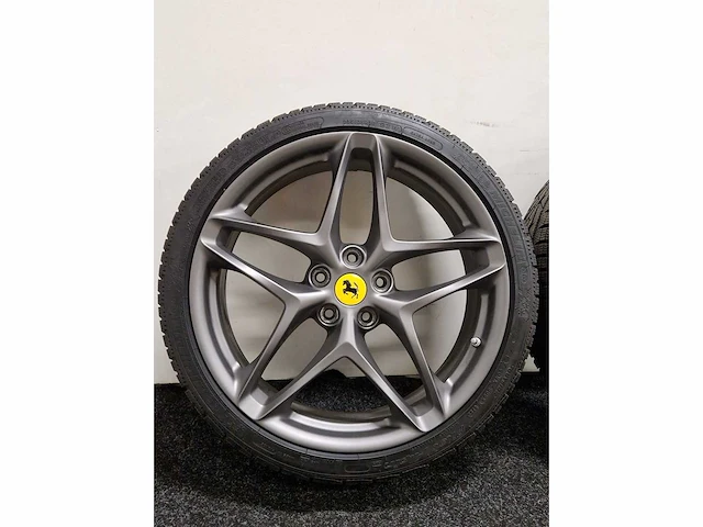 Ferrari - roma - wielen set - michelin - 20 inch - afbeelding 2 van  5
