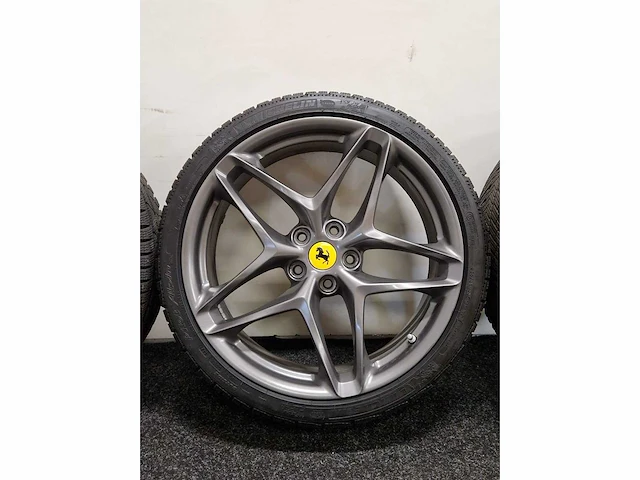 Ferrari - roma - wielen set - michelin - 20 inch - afbeelding 3 van  5