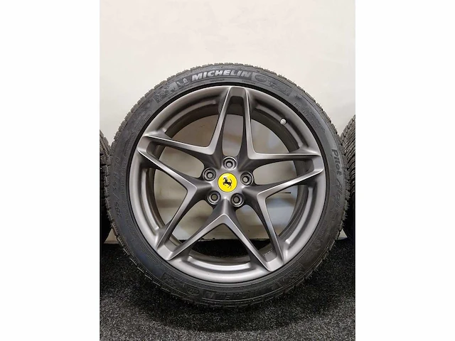 Ferrari - roma - wielen set - michelin - 20 inch - afbeelding 4 van  5