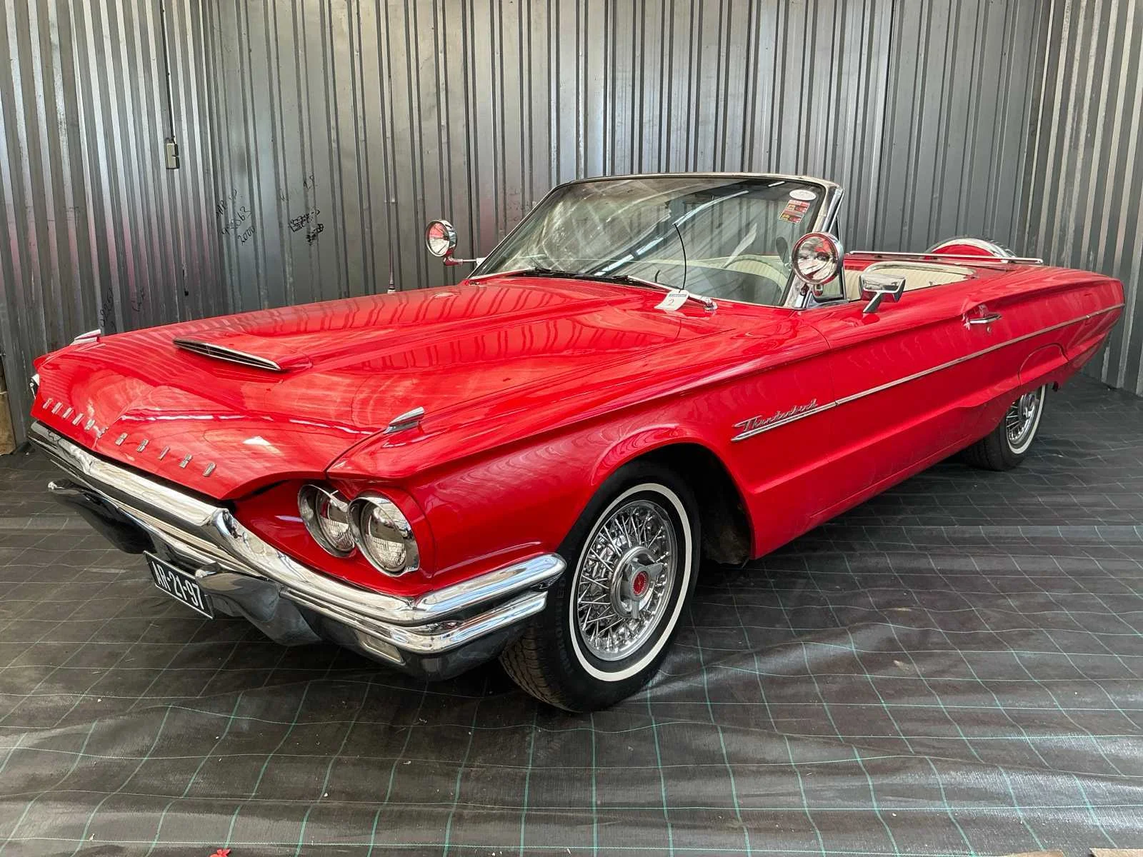 Ferrari, thunderbird, ford mustang, excalibur phaeton, kunstobjecten en andere klassiekers te venlo