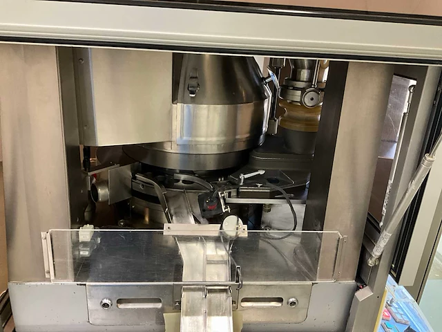 Fette p2100 tablet pers machine - afbeelding 2 van  27