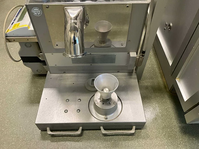 Fette p2100 tablet pers machine - afbeelding 16 van  27