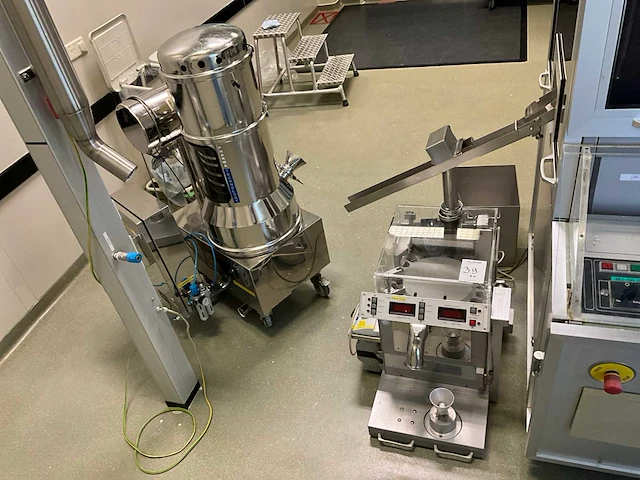 Fette p2100 tablet pers machine - afbeelding 23 van  27