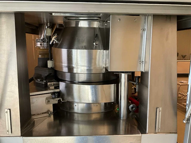 Fette p2100 tablet pers machine - afbeelding 26 van  27