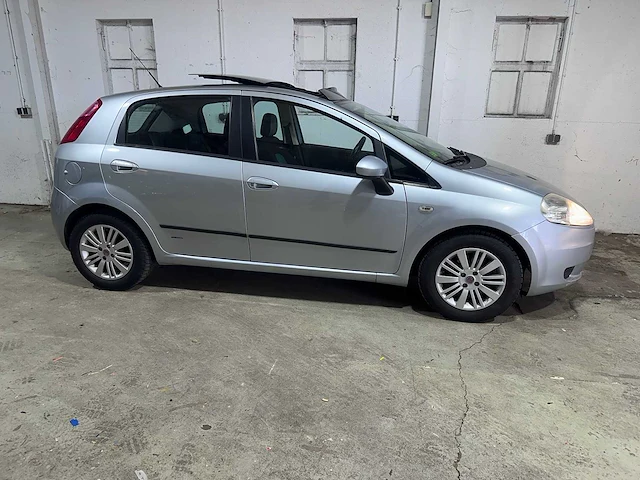 Fiat - grande punto - 1.2 dynamic - 49-gjj-8 - afbeelding 16 van  19