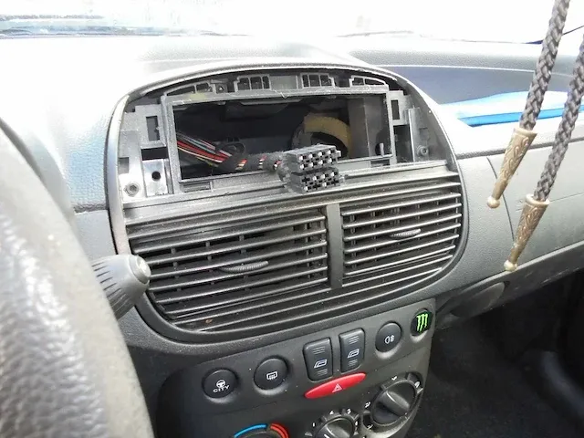 Fiat - punto - 1.4-16v dynamic -79-pf-hr - afbeelding 3 van  11