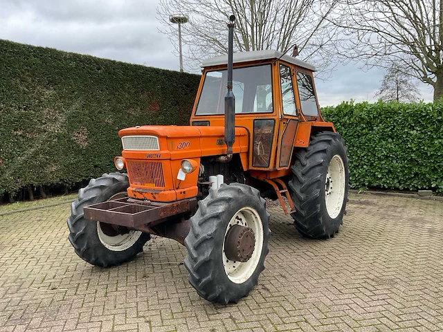 Fiat 1300 dt vierwielaangedreven landbouwtractor - afbeelding 1 van  28