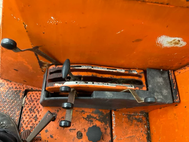 Fiat 1300 dt vierwielaangedreven landbouwtractor - afbeelding 16 van  28