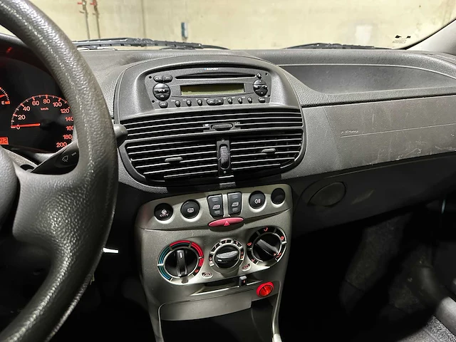 Fiat punto 1.2 go! 60pk 2002, 26-jp-lg - afbeelding 17 van  35