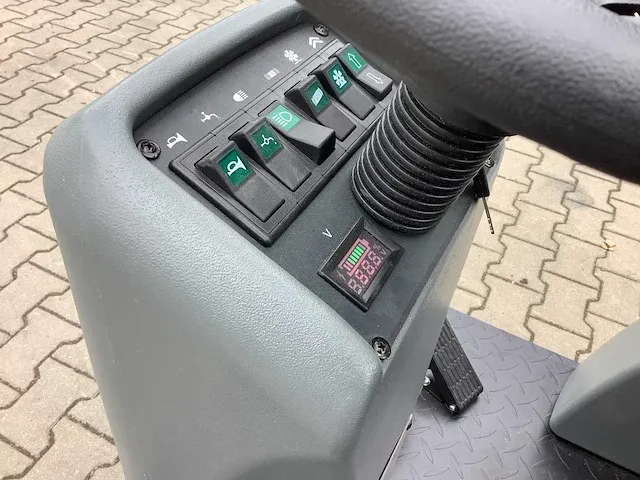 Field elektrische zelfrijdende opzit veegmachine - afbeelding 11 van  20