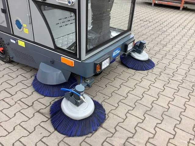 Field elektrische zelfrijdende veegmachine met cabine - afbeelding 10 van  47