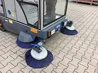 Field elektrische zelfrijdende veegmachine met cabine - afbeelding 10 van  47