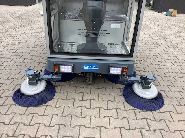 Field elektrische zelfrijdende veegmachine met cabine - afbeelding 11 van  47