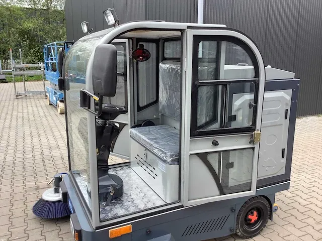 Field elektrische zelfrijdende veegmachine met cabine - afbeelding 12 van  47