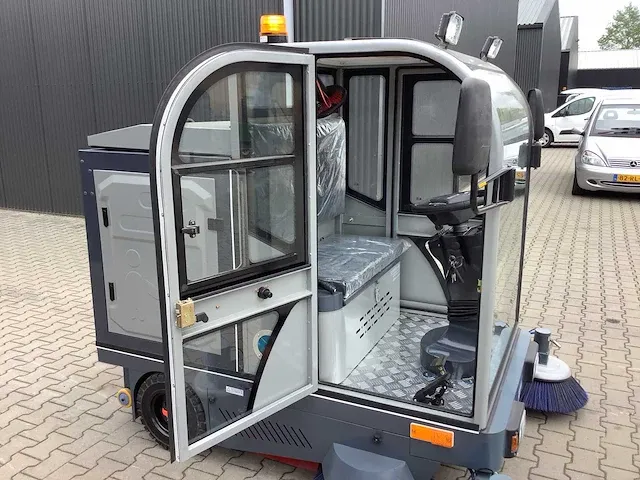 Field elektrische zelfrijdende veegmachine met cabine - afbeelding 14 van  47