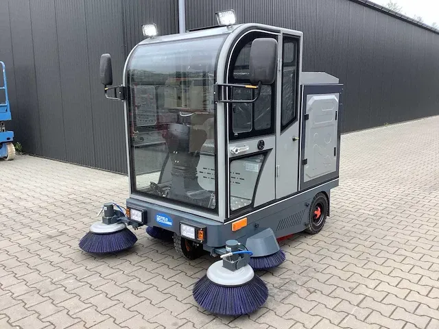 Field elektrische zelfrijdende veegmachine met cabine - afbeelding 1 van  47