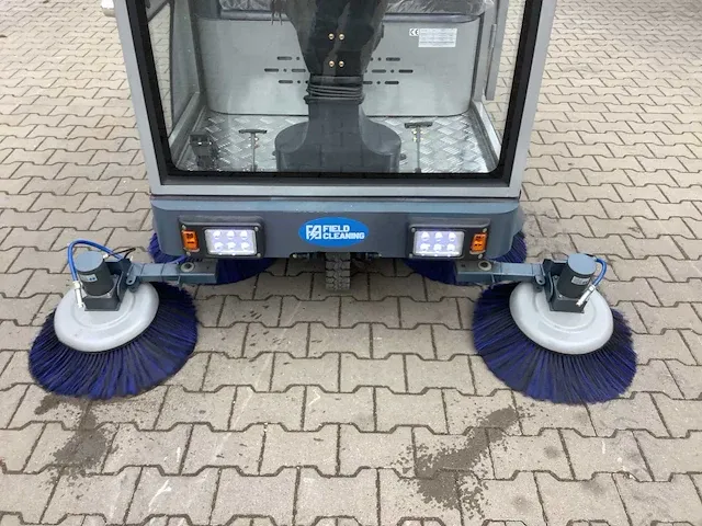 Field elektrische zelfrijdende veegmachine met cabine - afbeelding 24 van  47