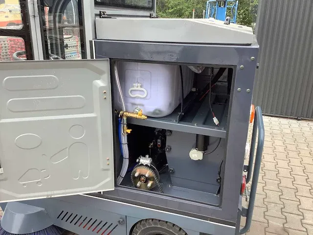 Field elektrische zelfrijdende veegmachine met cabine - afbeelding 29 van  47