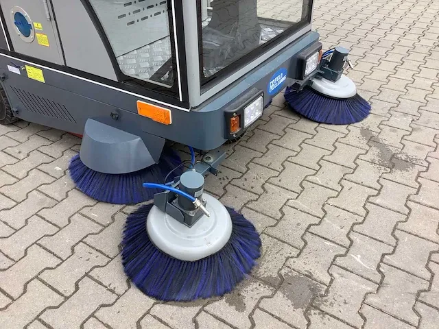 Field elektrische zelfrijdende veegmachine met cabine - afbeelding 34 van  47