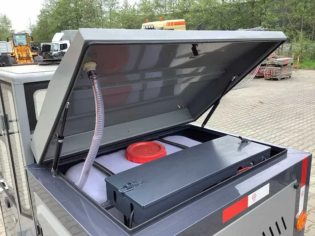 Field elektrische zelfrijdende veegmachine met cabine - afbeelding 35 van  47