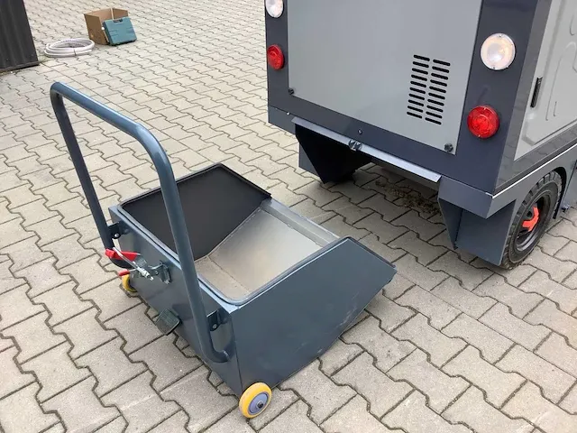 Field elektrische zelfrijdende veegmachine met cabine - afbeelding 37 van  47