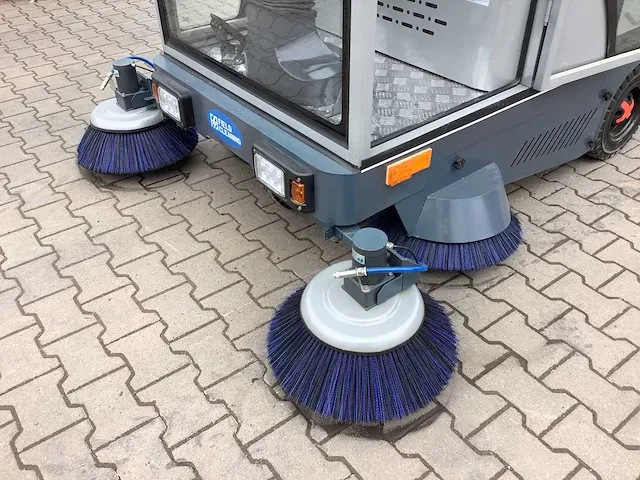 Field elektrische zelfrijdende veegmachine met cabine - afbeelding 42 van  47