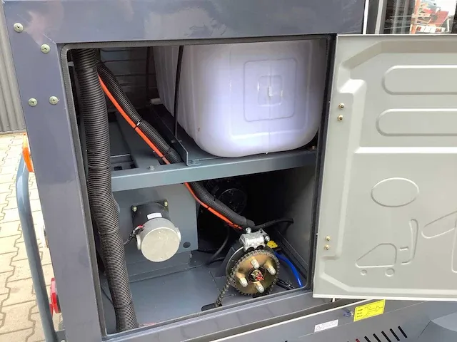 Field elektrische zelfrijdende veegmachine met cabine - afbeelding 43 van  47
