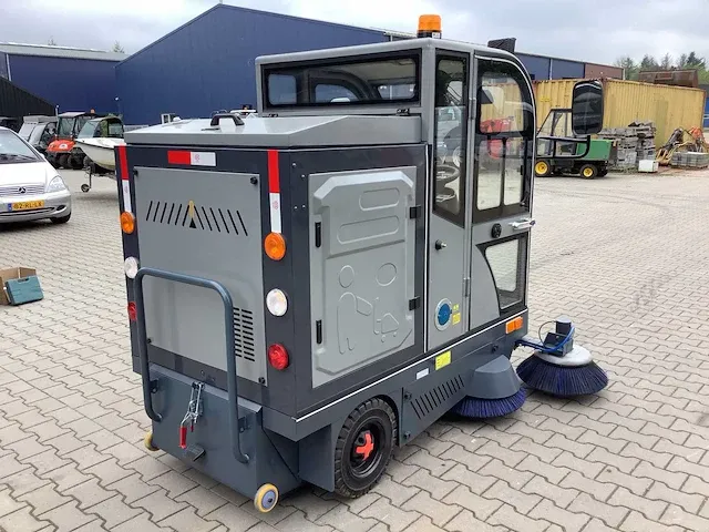 Field elektrische zelfrijdende veegmachine met cabine - afbeelding 5 van  47