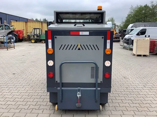 Field elektrische zelfrijdende veegmachine met cabine - afbeelding 8 van  47