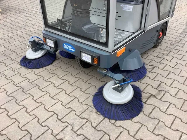 Field elektrische zelfrijdende veegmachine met cabine - afbeelding 9 van  47