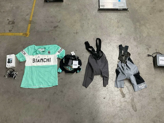 Fietsbroeken, fietsshirt en attributen - afbeelding 1 van  10