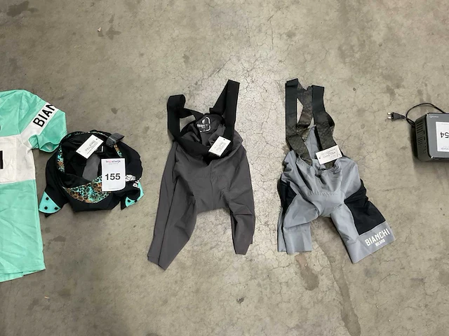 Fietsbroeken, fietsshirt en attributen - afbeelding 9 van  10
