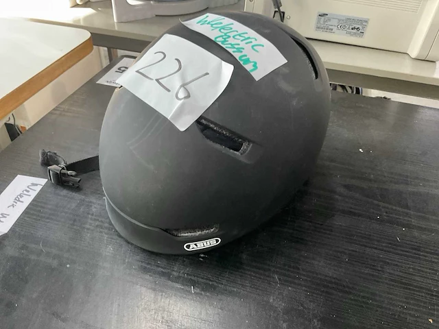 Fietshelmen (3x) en brekr motorhelm - afbeelding 2 van  15